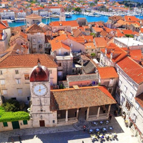 Panorama estival de la ville de Trogir et de son clocher en Croatie