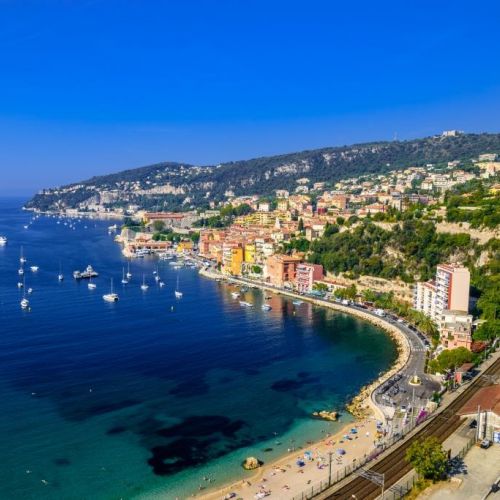 La baie de Villefranche-sur-mer sur la Cte d'Azur avec quelques yachts  l'ancre