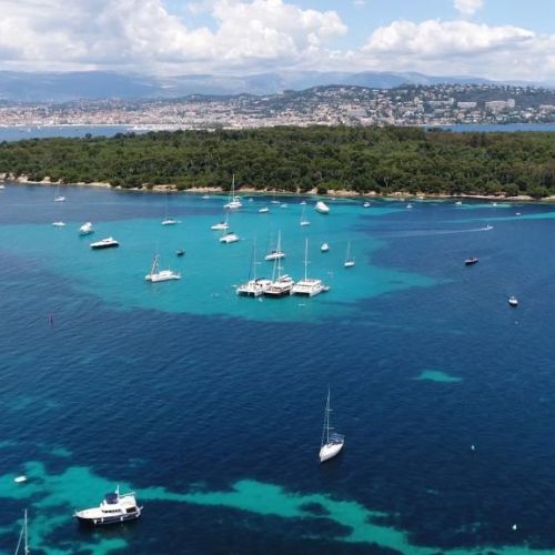 Les les de Lrins dans la baie de Cannes avec des yachts de location au mouillage