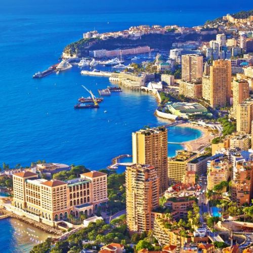 Vue arienne de Monaco et de ses btiments avec l'entre du port Hercule