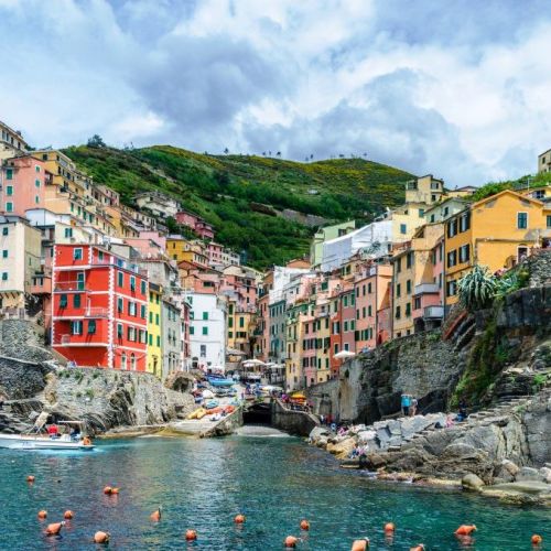 Le village de Riomaggiore et ses maisons traditionnelles colores dans les Cinque Terre en Italie