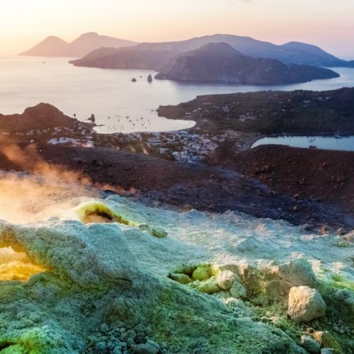 Vue du sommet de l'le Vulcano sur Lipari et Salina dans les les oliennes en Sicile