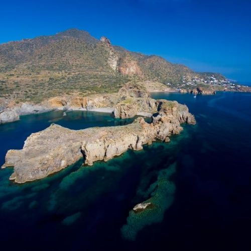 Vue arienne du littoral de Panarea dans les les oliennes en Sicile