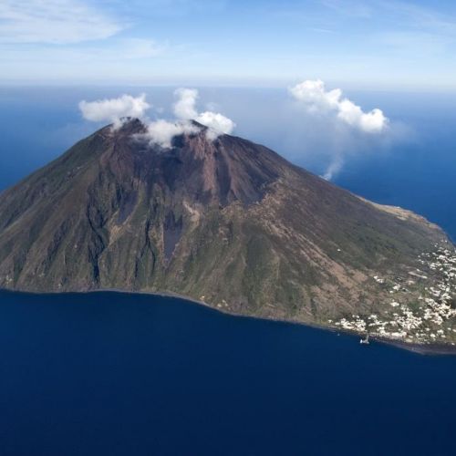 L'le de Stromboli et son volcan actif dans les les oliennes en Sicile