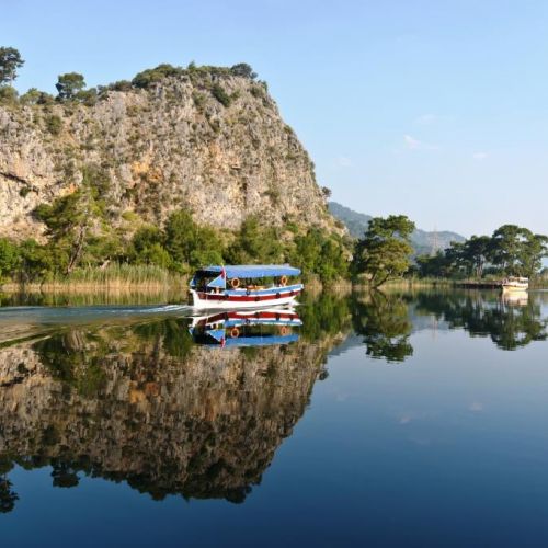 Un tour en bateau sur la rivire Dalyan en route vers le site historique de Caunos