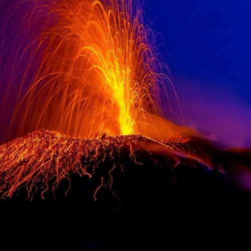 Vue nocturne du volcan Stromboli en éruption dans les îles éoliennes en Sicile