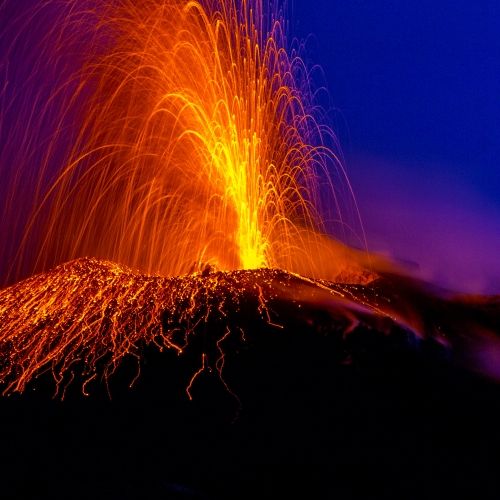 Vue nocturne du volcan Stromboli en ruption dans les les oliennes en Sicile