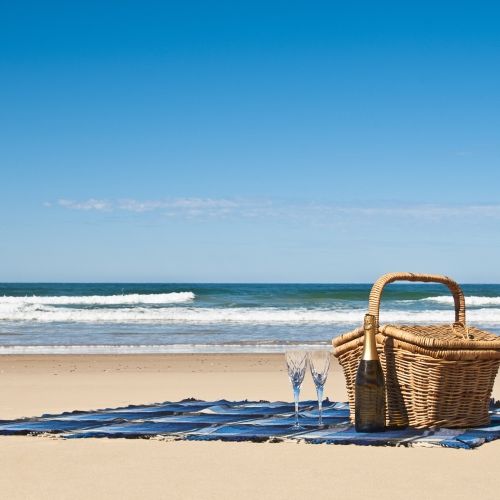 Un panier de picnic sur une superbe plage