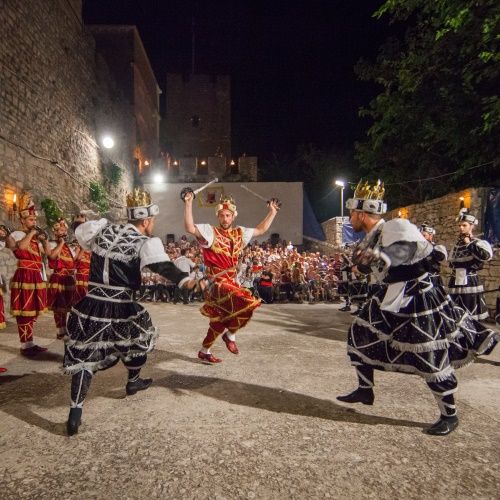 Scne de bataille lors d'un spectacle de danse traditionnelle Moreska sur l'le de Korcula en Croatie