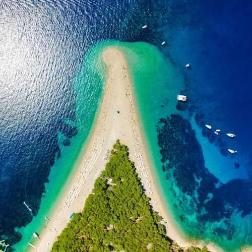 Vue arienne de la plage singulire de Zlatni Rat en Croatie avec des yachts au mouillage