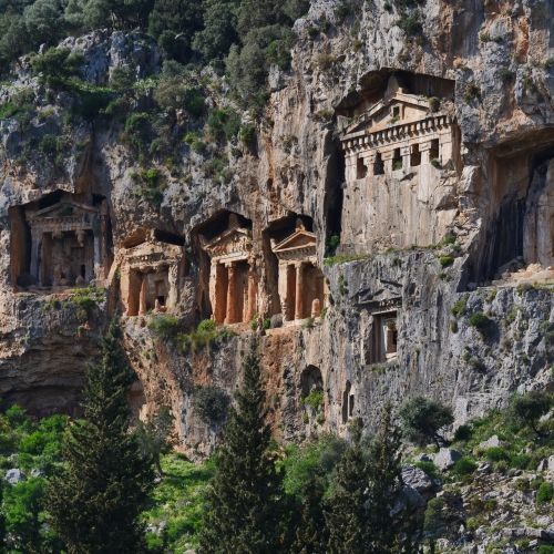 Les tombes rupestres antiques de Dalyan Caunos en Turquie