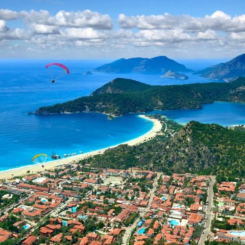 Dcollage en parapente de Babadag avec vue panoramique sur Oludeniz  Fethiye en Turquie