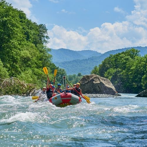 Descente en rafting dans une rivire de montagne