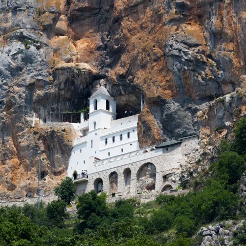 Le spectaculaire Monastre d'Ostrog et lieu de plerinage au Montngro