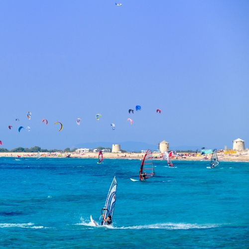 Planches  voile, kite-surfs et autres sports nautiques  Vasiliki sur l'le de Lefkada en Grce