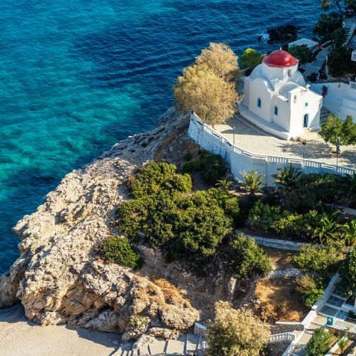 Le superbe monastre de Kyra Panagia avec sa coupole rouge et les eaux turquoise de la Mditerrane