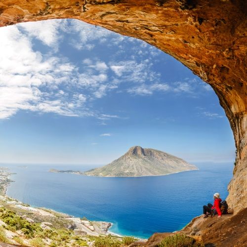 Un randonneur sur l'le de Kalymnos avec ses falaises et ses paysages spectaculaires