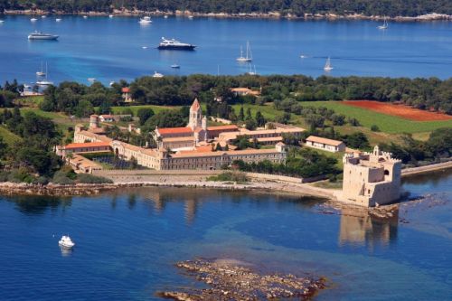 Un superbe panorama de l'Abbaye de Lrins sur l'le Saint-Honorat  Cannes