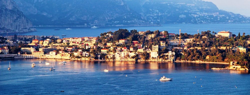 La presqu'le de Sain-Jean-Cap-Ferrat avec des bateaux  l'ancre sur la Cte d'Azur