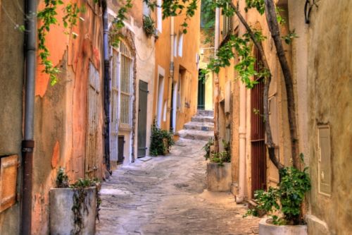 Une ruelle de Saint-Tropez en t