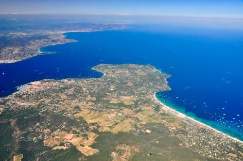 Panorama sur le Golfe de Saint-Tropez et la plage de Pampelonne avec des yachts de location