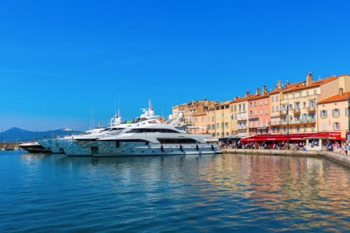 Le port de Saint-Tropez avec le Caf Snquier et des yachts de location amarrs 