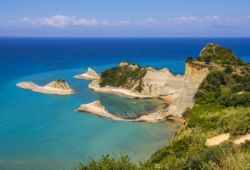 La cte rocheuse de Cape Drastis au nord de l'le de Corfou