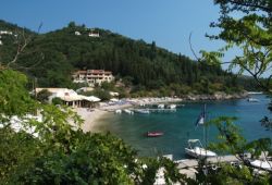 La taverne traditionnelle de Nikolas dans la baie d'Agni  Corfou par une belle journe d't