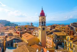 La vieille ville de Kerkyra, le cur touristique de l'le de Corfou, sous un beau ciel bleu