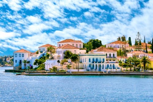 Des btiments en bord de mer sur l'le de Spetses en Grce