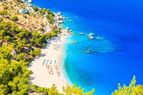 Une plage de sable blanc et des eaux turquoises sur l'le grecque secrte de Karpathos