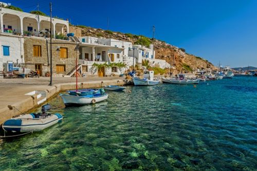 Des bateaux de pche et un village de pcheurs sur l'le grecque de Sifnos