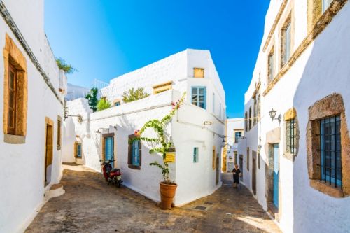 Ruelles et maisons typiques de l'le de Patmos en Grce par une belle journe ensoleille