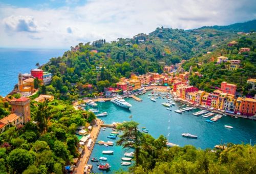 Vue arienne sur la marina colore de Portofino en Italie avec des yachts amarrs dans le port