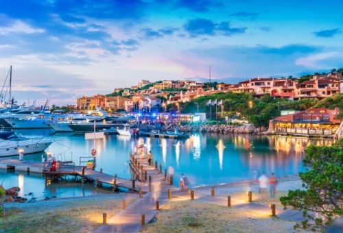 La marina de Porto Cervo en Sardaigne  la tombe de la nuit avec des yachts amarrs