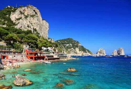 Le mouillage paradisiaque de Marina Piccola  Capri, en Italie, avec des yachts  l'ancre