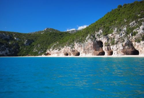 Vue sur la plage de Cala di Luna avec ses cavits rocheuses dans le golfe d'Orosei en Sardaigne 