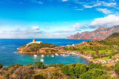 La baie de Girolata est l'un des plus beaux mouillages pour une location de yacht en Corse