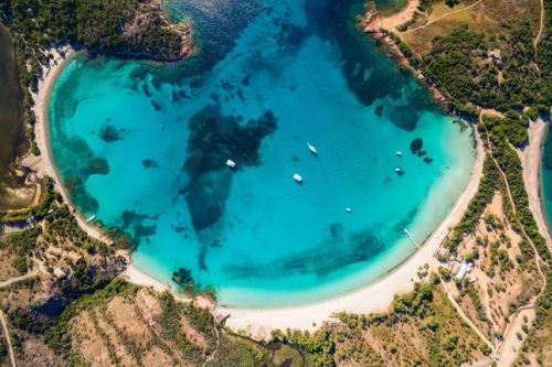 Vue arienne de la superbe plage de sable de Rondinara avec ses eaux turquoises en Corse