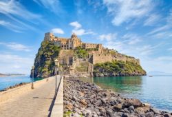 L'le d'Ischia avec son chteau mdival dans la baie de Naples en Italie