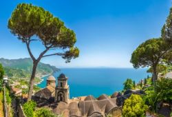 Vue panoramique du village de Ravello avec son glises, ses pins et la mer Mditerrane