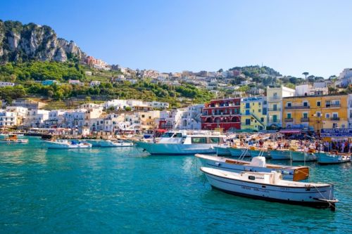 Le petit port de Capri avec ses bateaux et ses maisons colores sous un beau ciel bleu