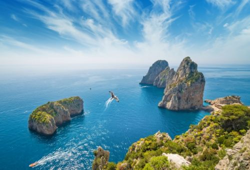 Panorama des formations rocheuses des Faraglioni au large de l'le de Capri