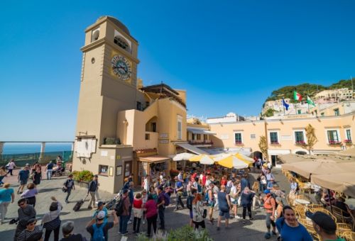 La Piazzeta de Capri par une belle journe d't avec des gens sur les terrasses des cafs