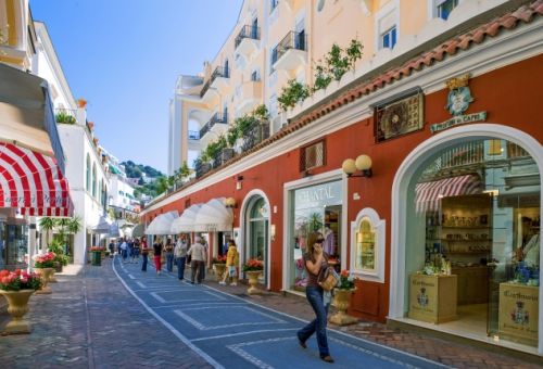 Une rue commerante sur l'le de Capri