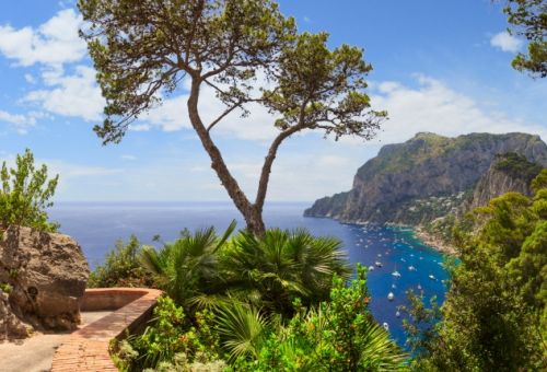 Le sentier ctier de l'le de Capri avec vue sur la mer Mditerrane et des yachts au mouillage