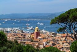 Vue panoramique du village de Saint-Tropez et de sa baie avec des yachts  l'ancre