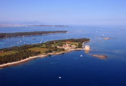 Les les de Lrins dans la baie de Cannes, une tape incontournable pour une location de yacht sur la Cte d'Azur