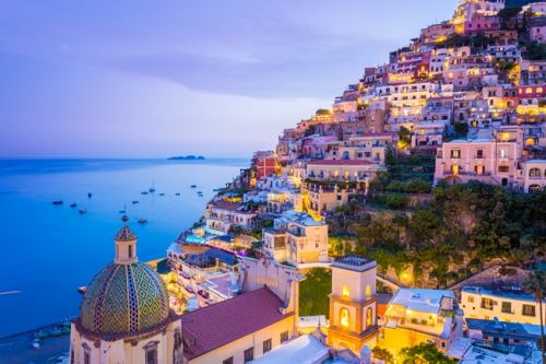 Panorama nocturne sur le village d'Amalfi en Italie