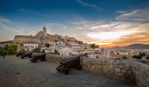 La forteresse d'Ibiza et la place des canons au coucher du soleil